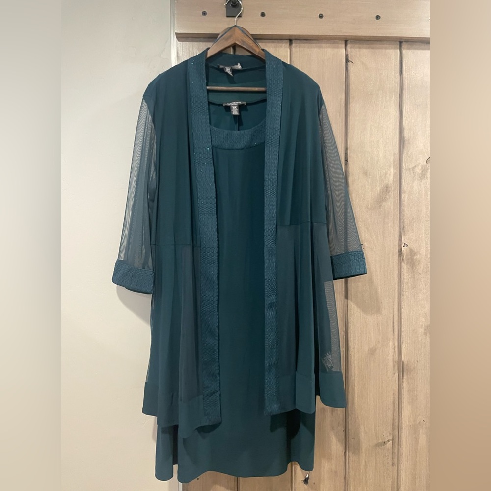 Beautiful, rich green dress! Perfect for Christmas parties! Never worn.